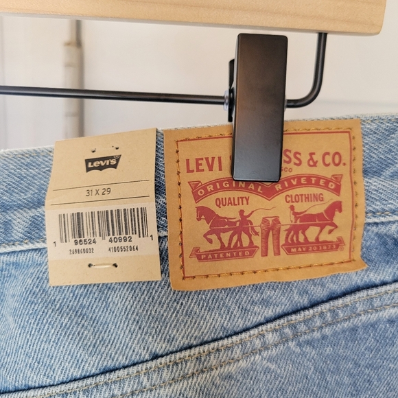 NWT‎ Levi's Casual High-Waisted Mom Distressed Jean Lightwash, Size 31×29 - Picture 11 of 11